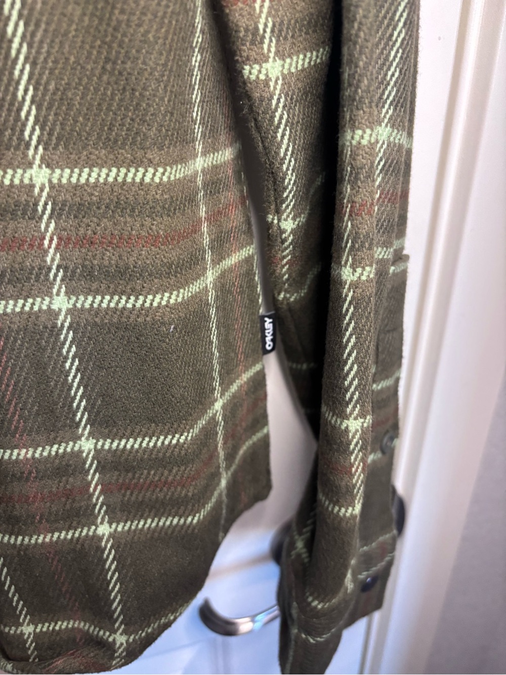 Oakley Mens cozy bear flannel 2.0 Green Plaid Snap-Front with Brown Collar - Picture 5 of 6